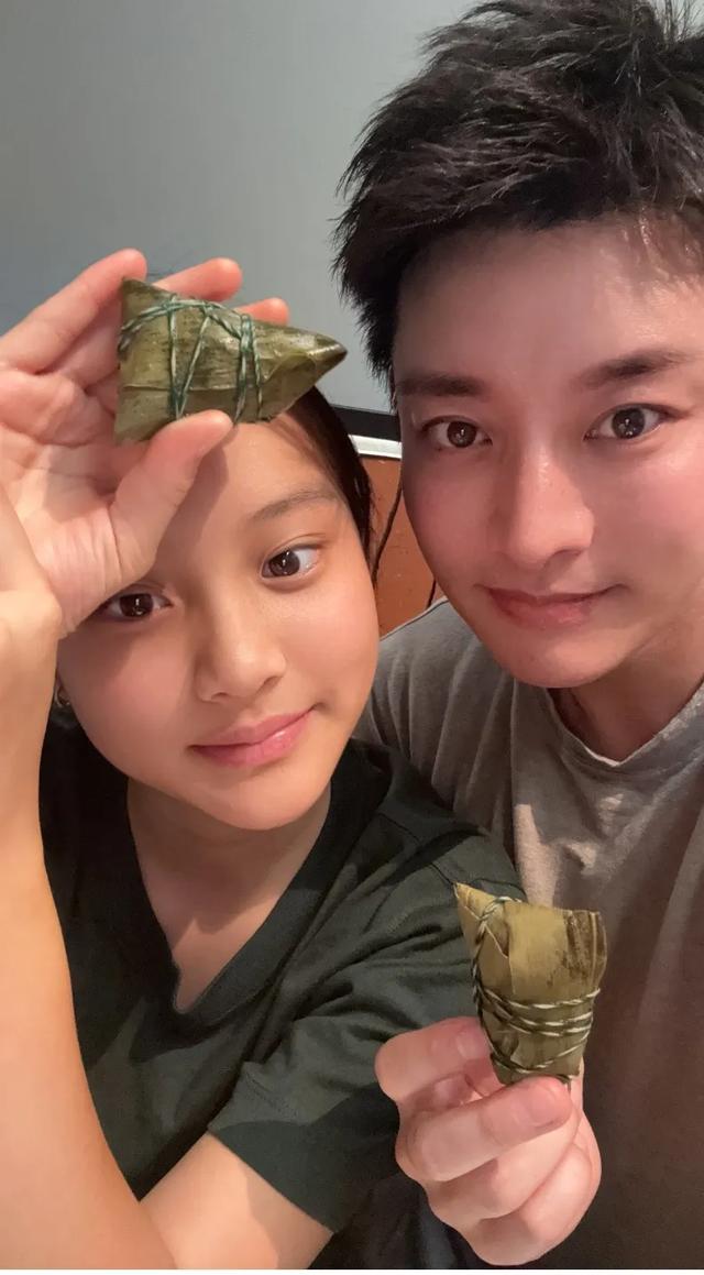 李小璐贾乃亮一起带娃露营，30天2次合体，网友：为了孩子复合吧