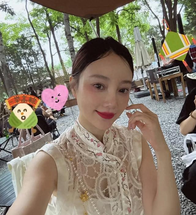 李小璐贾乃亮一起带娃露营，30天2次合体，网友：为了孩子复合吧