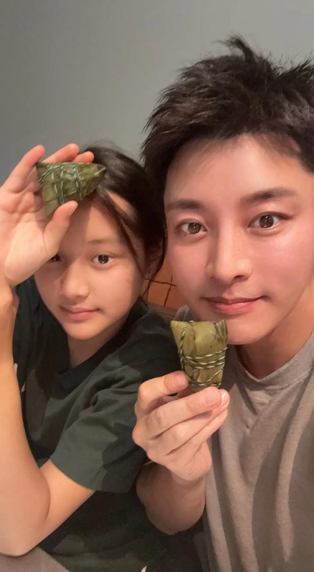 李小璐贾乃亮一起带娃露营，30天2次合体，网友：为了孩子复合吧