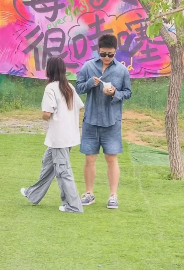 李小璐贾乃亮一起带娃露营，30天2次合体，网友：为了孩子复合吧