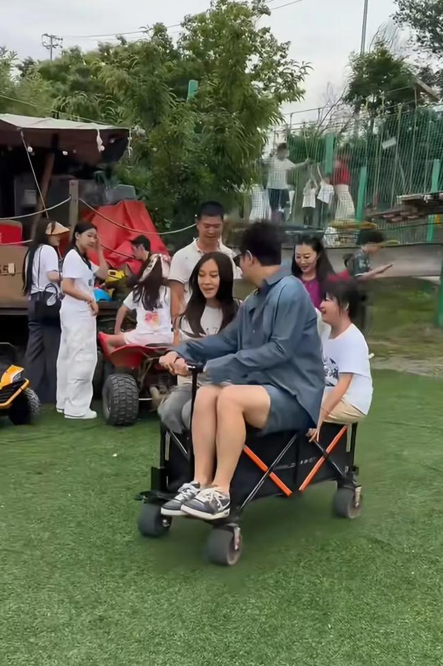 李小璐贾乃亮一起带娃露营，30天2次合体，网友：为了孩子复合吧