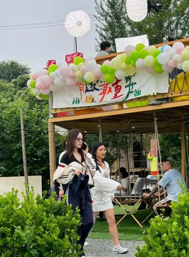 李小璐贾乃亮一起带娃露营，30天2次合体，网友：为了孩子复合吧