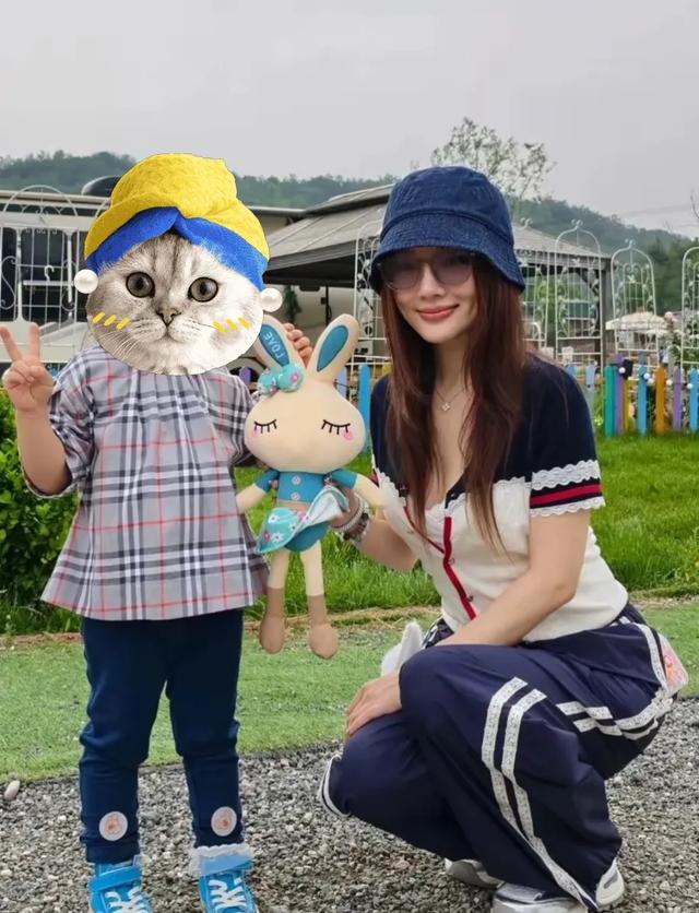 李小璐贾乃亮一起带娃露营，30天2次合体，网友：为了孩子复合吧