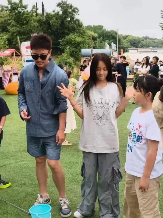 李小璐贾乃亮一起带娃露营，30天2次合体，网友：为了孩子复合吧