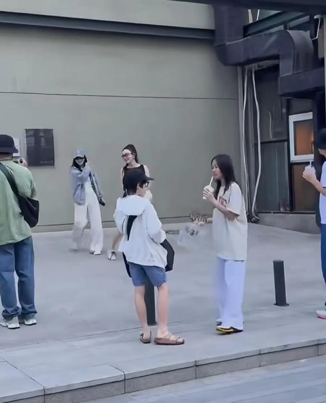 李小璐贾乃亮一起带娃露营，30天2次合体，网友：为了孩子复合吧