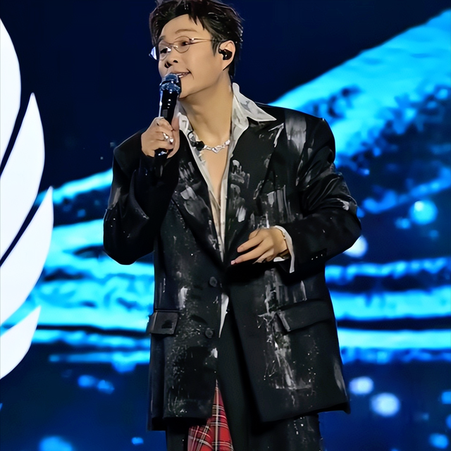 小沈阳演唱会大翻车！下跪道歉
仍难救场，不雅
公愤
喊退票提前离场