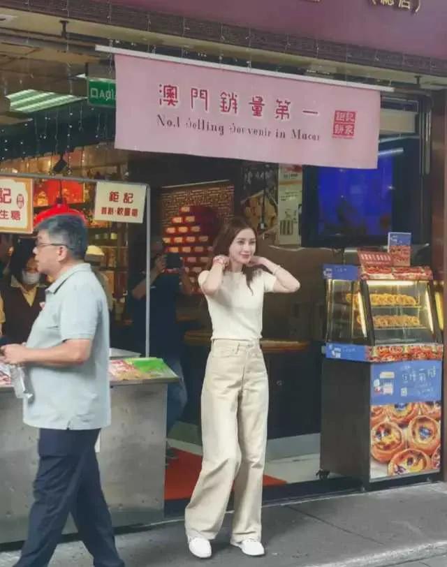37岁杨颖澳弟子图曝光！穿着质朴皱纹显着，为小店站台让人唏嘘