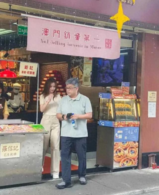 37岁杨颖澳弟子图曝光！穿着质朴皱纹显着，为小店站台让人唏嘘