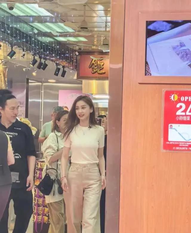 37岁杨颖澳弟子图曝光！穿着质朴皱纹显着，为小店站台让人唏嘘