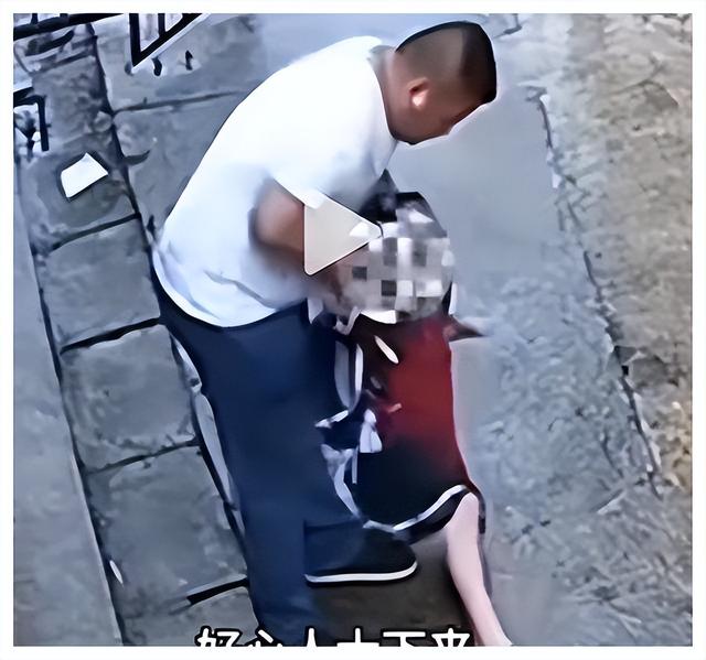 女童被壮汉拖进小巷，呼救声被楼上大爷听到才侥幸解围 警方通报： 男子已被拘留，将追究其刑事义务
！