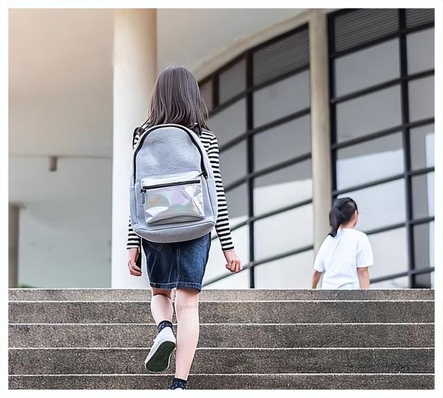 女童被壮汉拖进小巷，呼救声被楼上大爷听到才侥幸解围 警方通报： 男子已被拘留，将追究其刑事义务
！