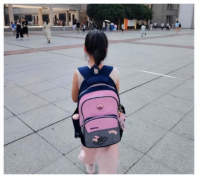 女童被壮汉拖进小巷，呼救声被楼上大爷听到才侥幸解围 警方通报： 男子已被拘留，将追究其刑事义务
！