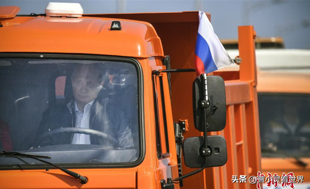 普京又被打脸？轰炸机后克里米亚大桥也被炸，俄为什么不绝被排泄