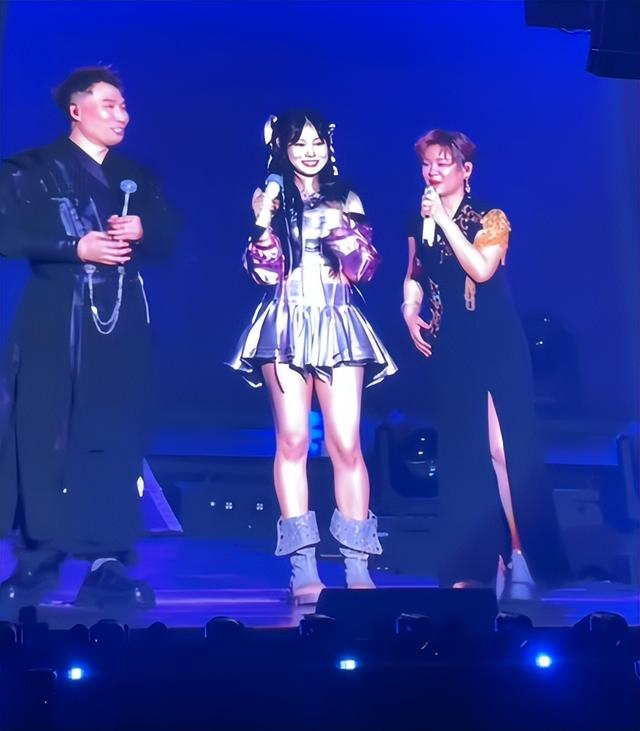 小沈阳演唱会翻车！下跪道歉
难救场，不雅观

公愤
喊退票，最新回应来了