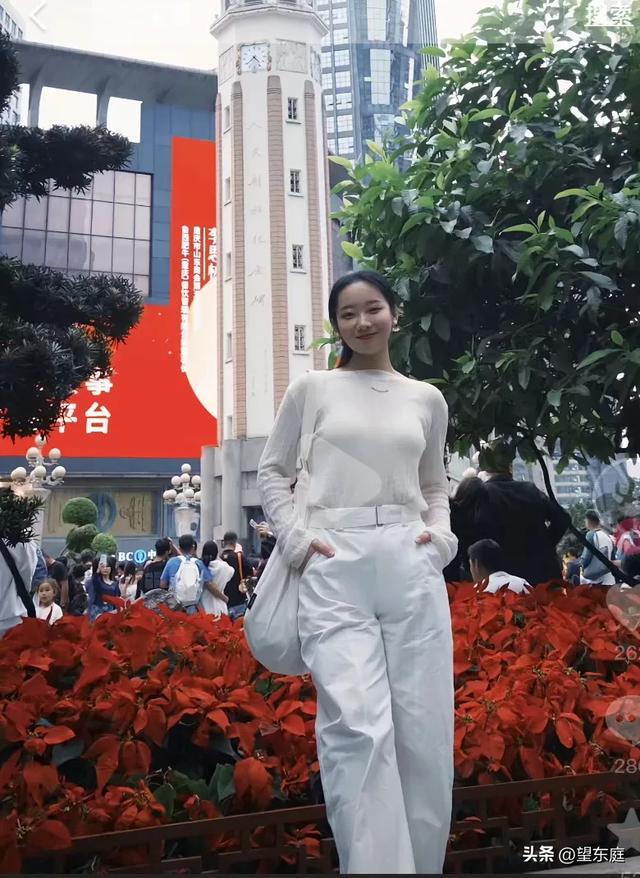 27岁女子在三亚被蛇咬后身亡：她长得温婉漂亮，是家中的独生女