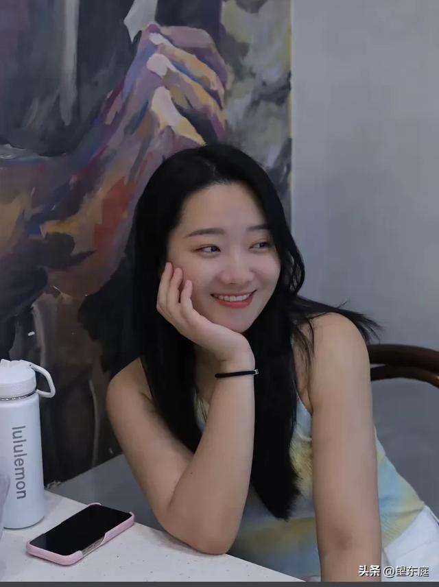 27岁女子在三亚被蛇咬后身亡：她长得温婉漂亮，是家中的独生女