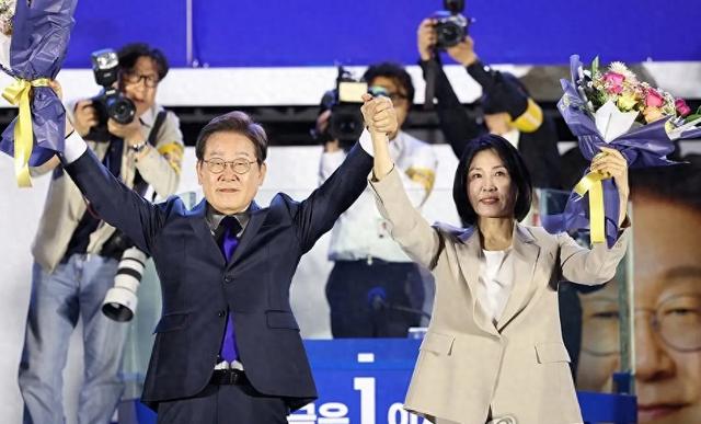 李在明带老婆正式亮相，新第一夫人叫金惠景，比金建希温和
美丽