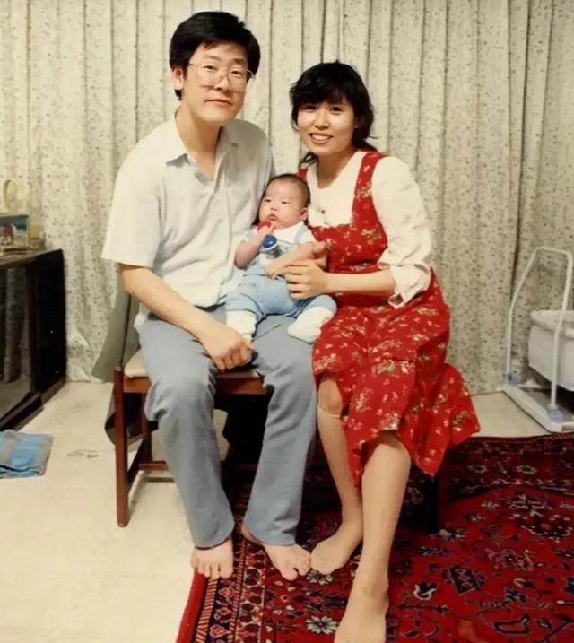李在明带老婆正式亮相，新第一夫人叫金惠景，比金建希温和
美丽