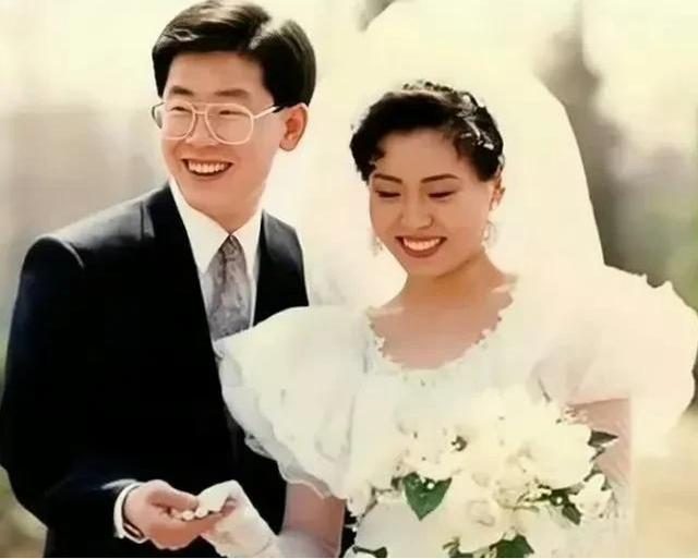 李在明带老婆正式亮相，新第一夫人叫金惠景，比金建希温和
美丽