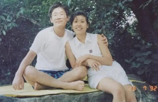 李在明带老婆正式亮相，新第一夫人叫金惠景，比金建希温和
美丽