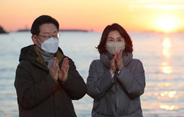 李在明带老婆正式亮相，新第一夫人叫金惠景，比金建希温和
美丽