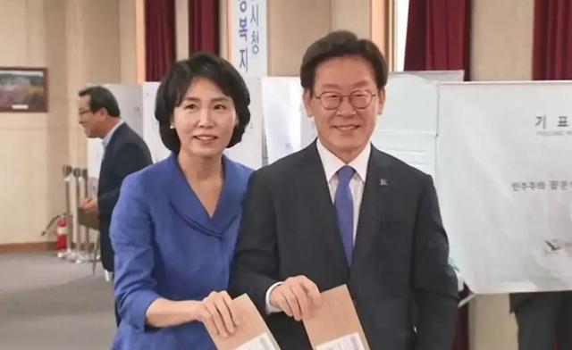李在明带老婆正式亮相，新第一夫人叫金惠景，比金建希温和
美丽