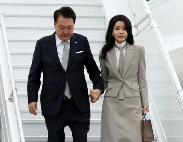 李在明带老婆正式亮相，新第一夫人叫金惠景，比金建希温和
美丽