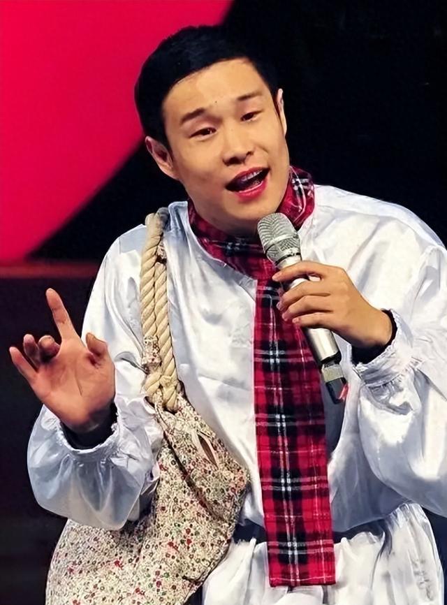 小沈阳下跪叩首道歉，观众没买账，知情人曝更多内幕，果然不简单