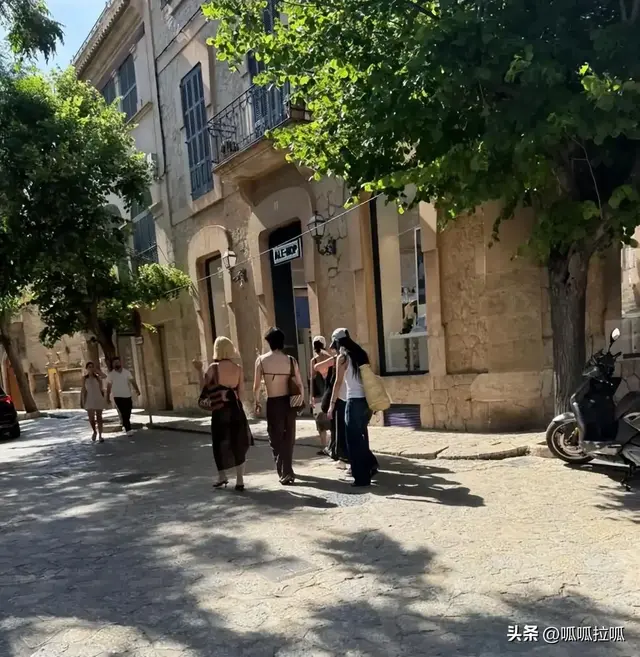 谁懂！伊能静儿子又作妖 ， 肚兜混搭女装风 ，路人吐槽辣眼睛