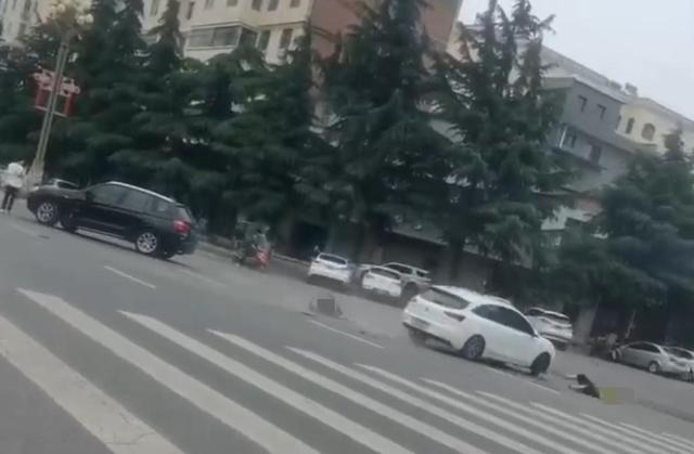 宝鸡一社区女书记当街开车追撵女子撞上电瓶车：两名女子被警方控制，两名伤者在医院治疗