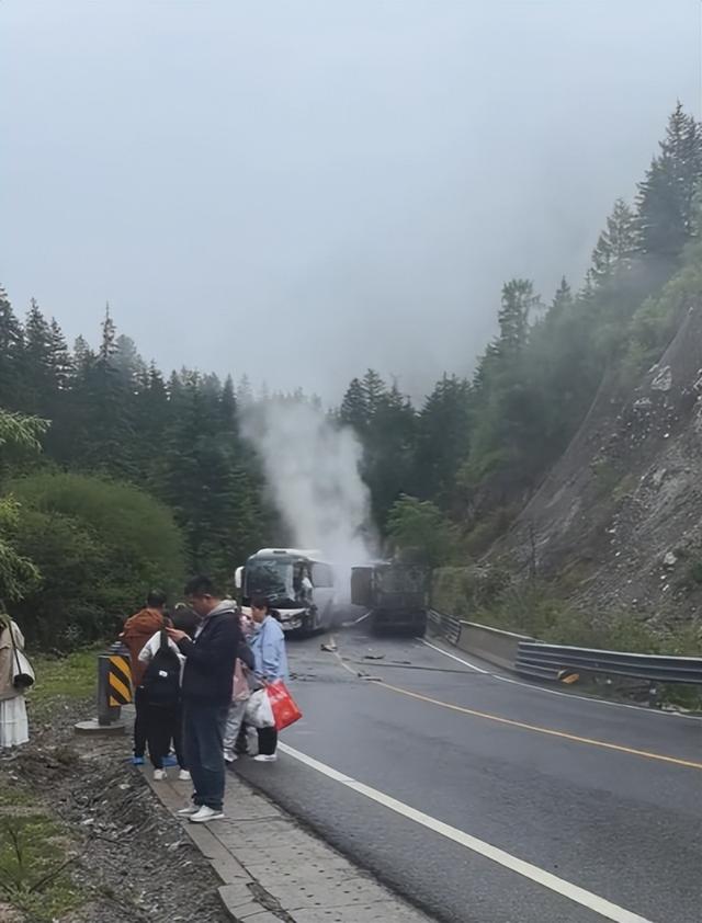 九寨沟车祸现场惨烈！司机嚣张逆行超车，会开车比开什么车更紧张