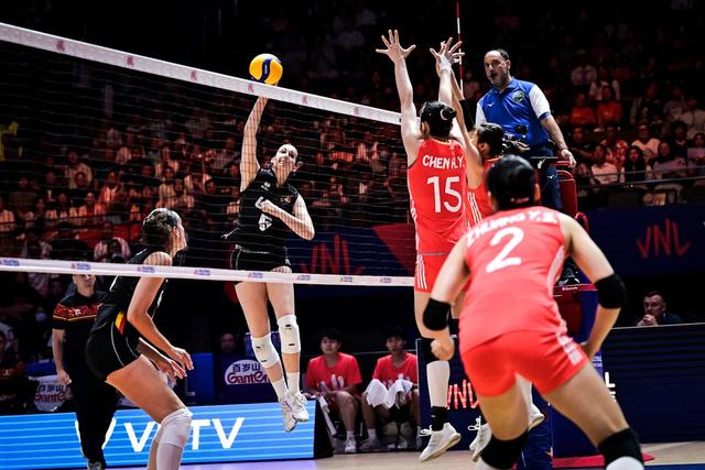 中国女排3-0比利时！球队评价：全员高分，16岁天才二传横空诞生

