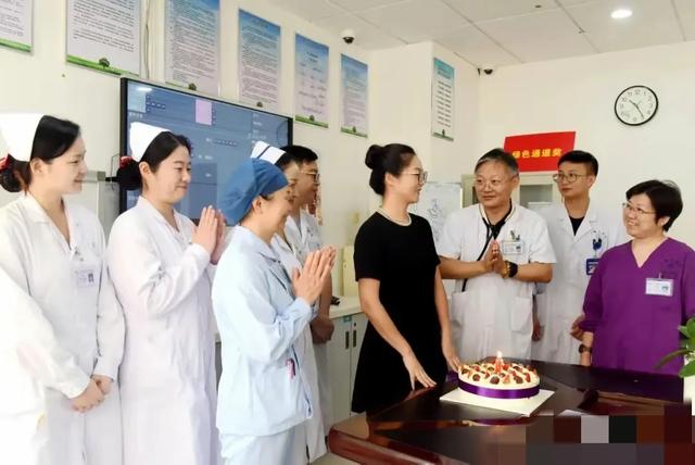 53岁主任医师唐浩！救济无效逝世
，知恋人曝缘故原由，常年住办公室