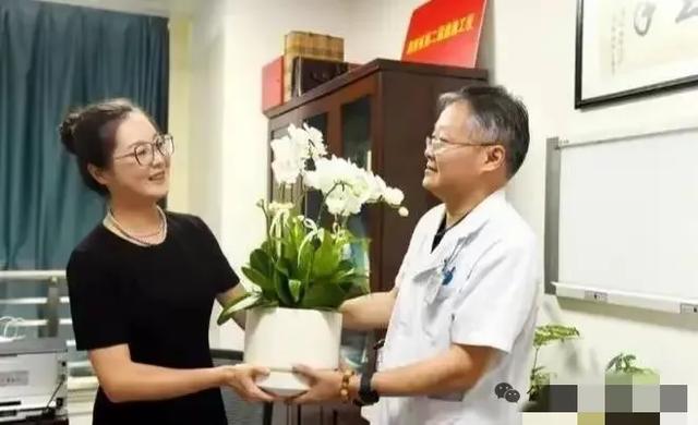 53岁主任医师唐浩！救济无效逝世
，知恋人曝缘故原由，常年住办公室