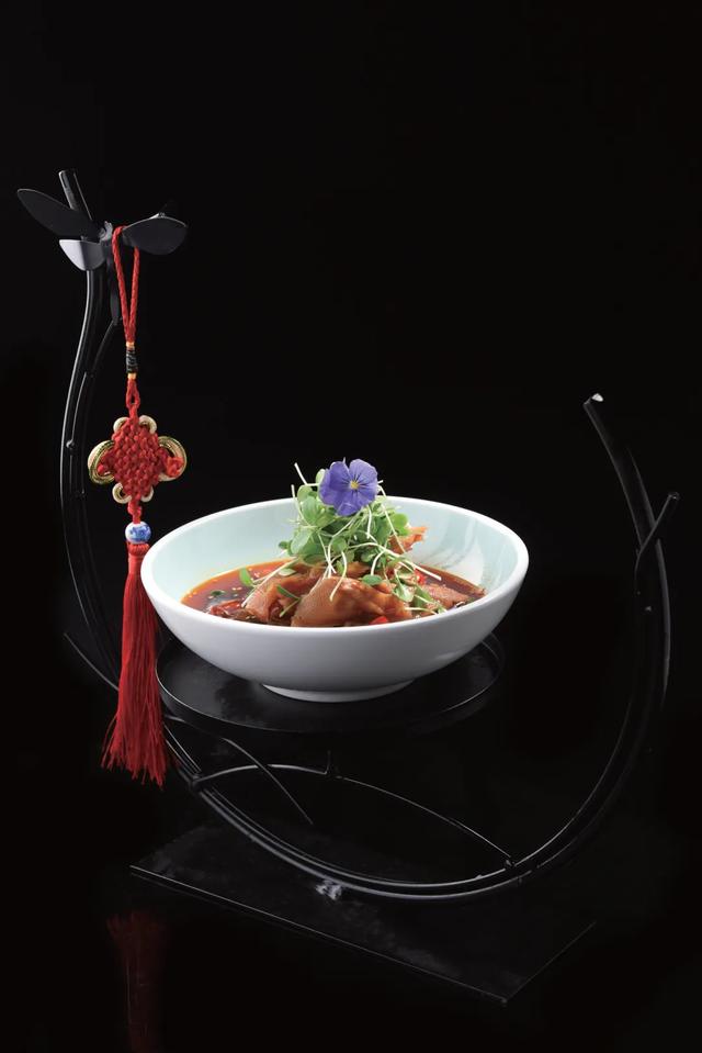 蒜泥腰片,鸿猷鸡,款子耳,​麻辣酥鱼,怪味牛肉,花雕猪肚,
