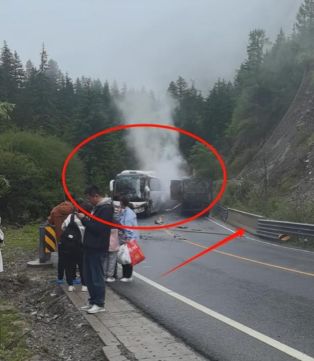 九寨沟车祸现场惨烈！司机嚣张逆行超车，会开车比开什么车更重要