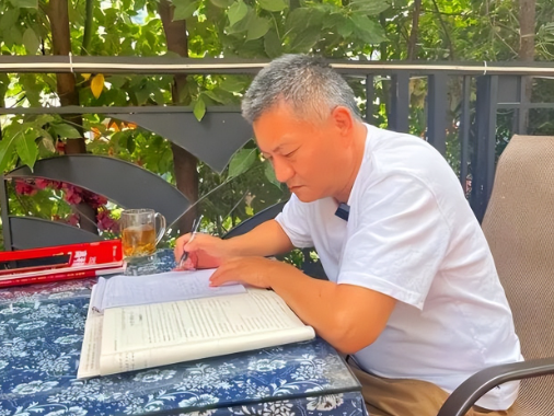 真恶心！59岁外子
将加入第29次高考，产业被扒，占高考资本
当网红