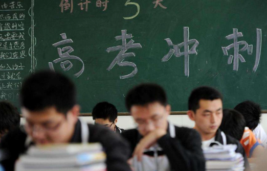 真恶心！59岁外子
将加入第29次高考，产业被扒，占高考资本
当网红