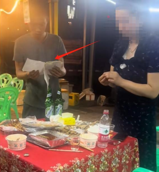 3人消费780！游客
在重庆遇阴阳菜单，质疑被持刀威逼
，本地人发声