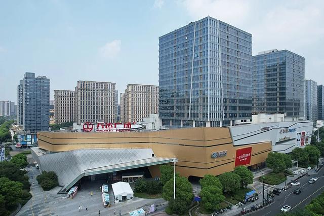 卖完80多个万达广场，个人财富缩水9成，王健林手里还剩啥？