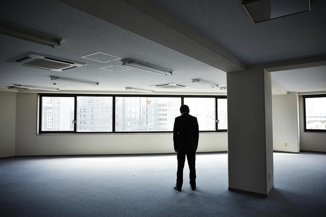 卖完80多个万达广场，个人财富缩水9成，王健林手里还剩啥？