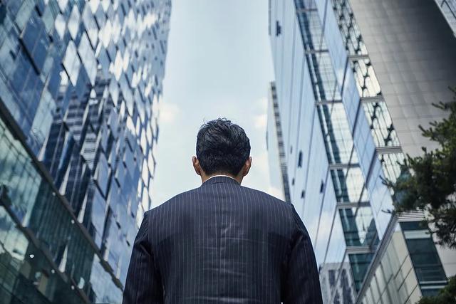 卖完80多个万达广场，个人财富缩水9成，王健林手里还剩啥？