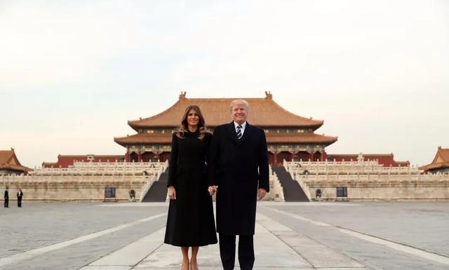 特朗普被晾6天，终于盼到中方德律风
，中美代表在京握手，外媒紧盯