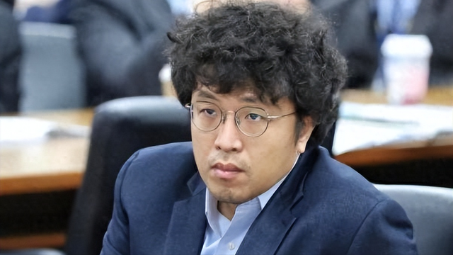 央视曝光！反华家属潜伏中国多年，靠大年夜

陆敛财无数，如今报应莅临

