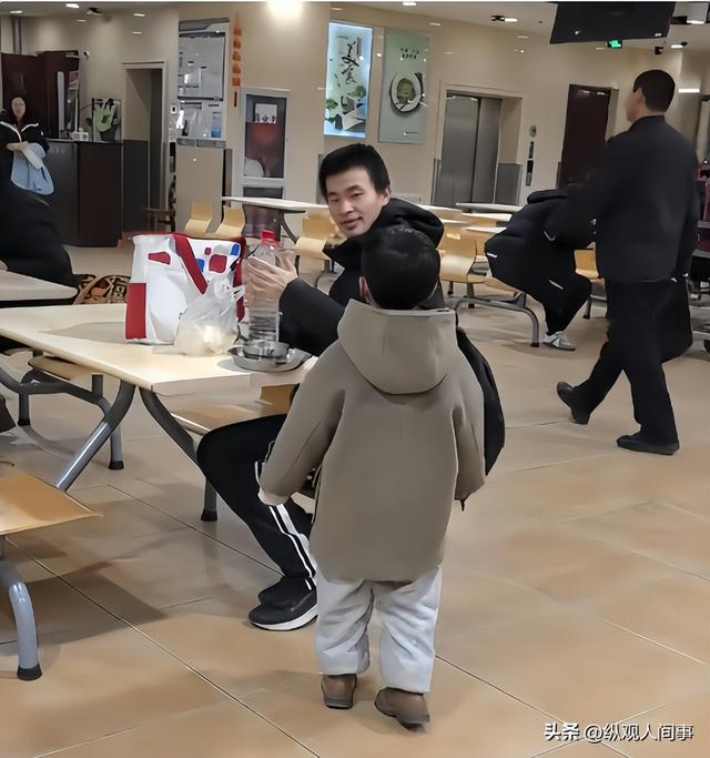 34岁北年夜
韦神罕露面，与1年前差别伟年夜

，心情蜡黄牙齿缺失引热议