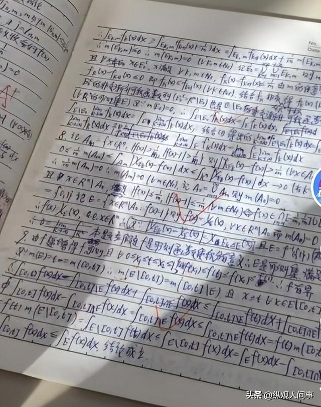 34岁北年夜
韦神罕露面，与1年前差别伟年夜

，心情蜡黄牙齿缺失引热议
