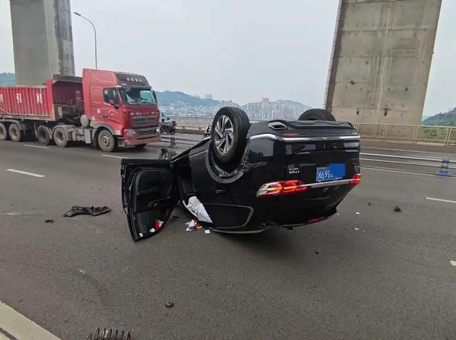 令人痛心！宜宾夫君两用桥撞车 从车内爬出来 跳下几十米高桥身亡