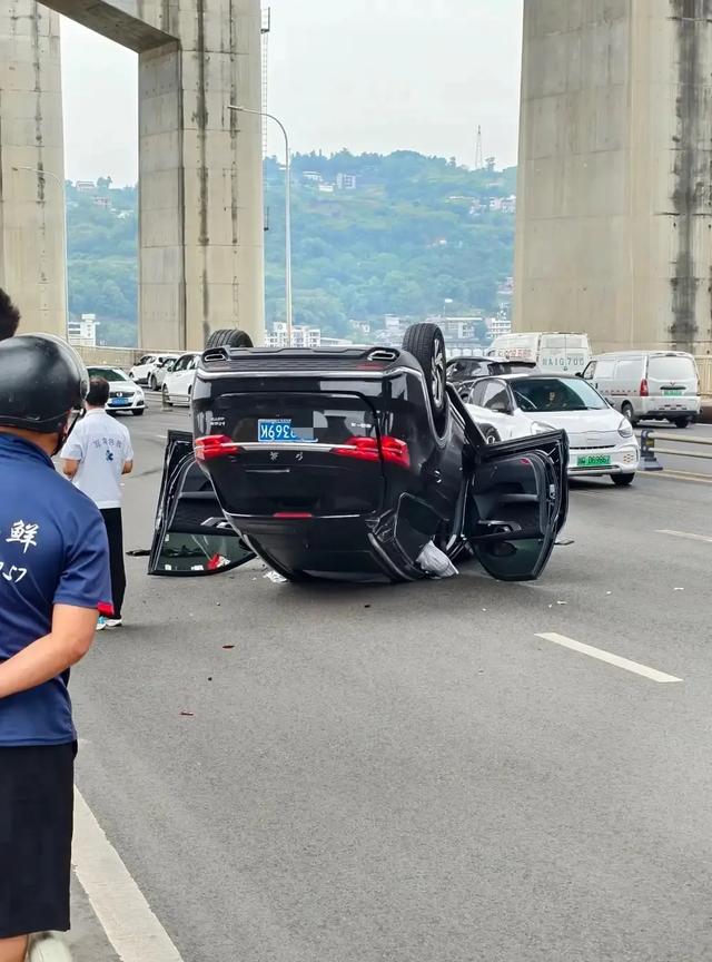 令人痛心！宜宾夫君两用桥撞车 从车内爬出来 跳下几十米高桥身亡