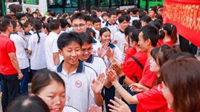 高考报名流数“年夜
跳水”！23年1291万，24年1342万，25年令人意外