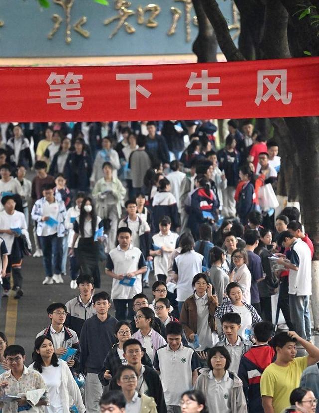 高考报名流数“年夜
跳水”！23年1291万，24年1342万，25年令人意外